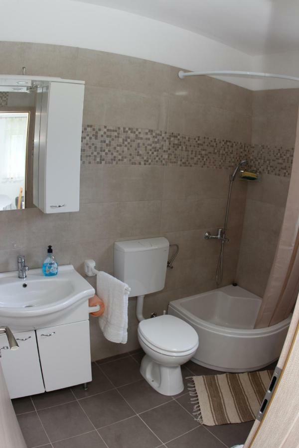 Apartmani Ivankovic Vrisnik Экстерьер фото